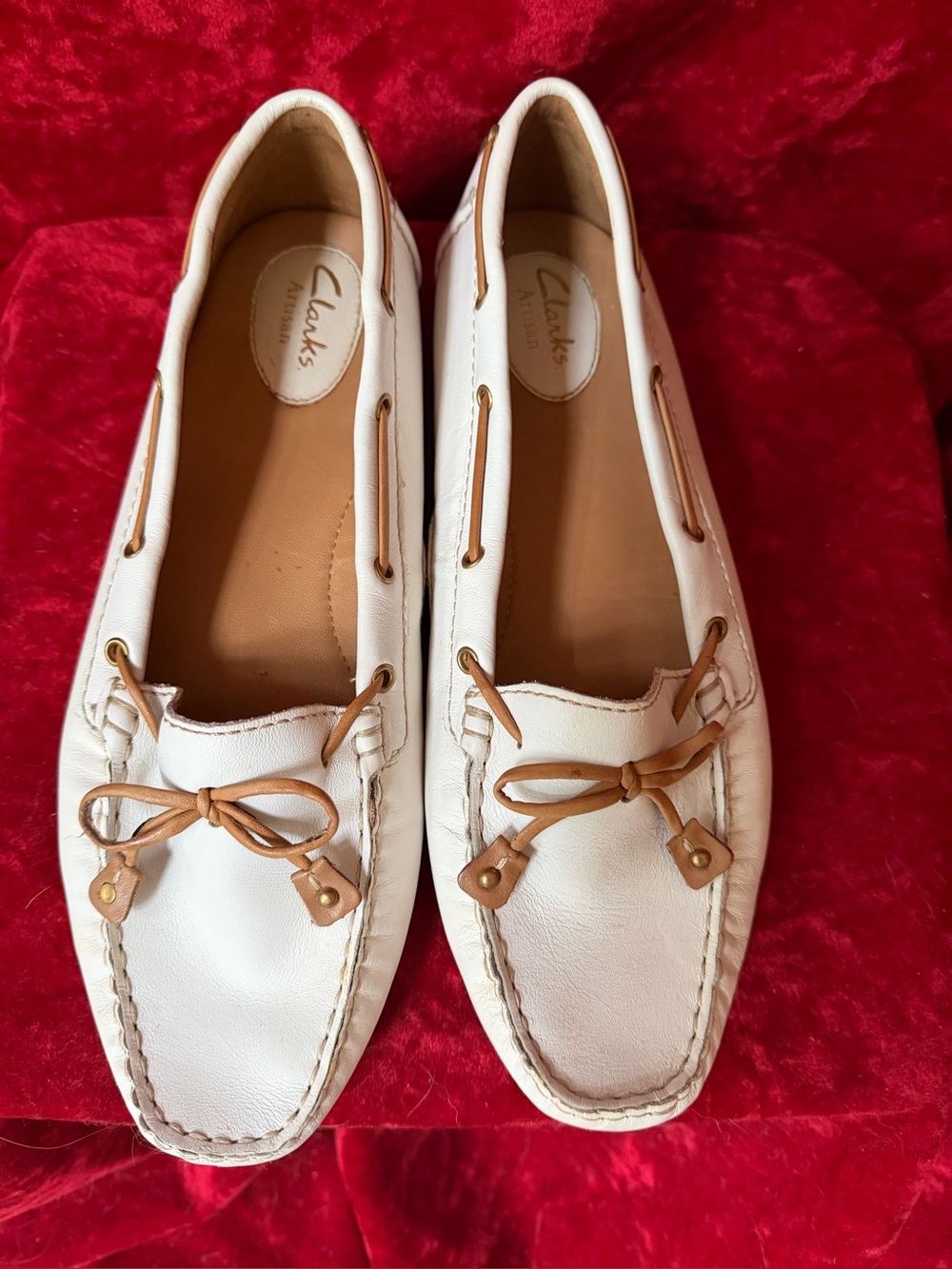 Vtg Clarks Artisan Women’s White Leather Driving Mocs Loafers Tan Trim Sz 9.5
